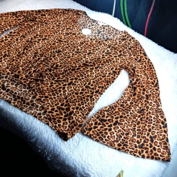 NWT Oddi Cheetah Print V- Neck Bell Sleeved 100% Rayon Boho Contemporary Blouse - Picture 6 of 14